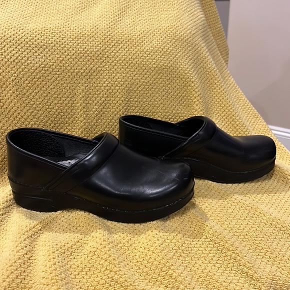 Dansko Professional Back Clog - Picture 2 of 7